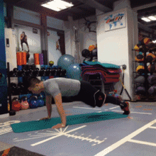 如何一周练出六块大腹肌和胸肌 男生怎样在家就能练出一对大胸肌?