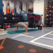 如何一周练出六块大腹肌和胸肌 男生怎样在家就能练出一对大胸肌?