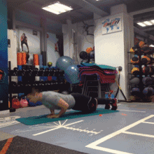 如何一周练出六块大腹肌和胸肌 男生怎样在家就能练出一对大胸肌?