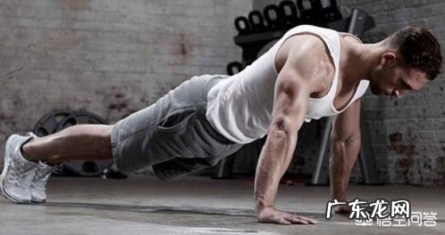 一天做300到500个俯卧撑一年后会有什么变化