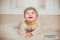 四个月的宝宝应该喝多少奶粉？