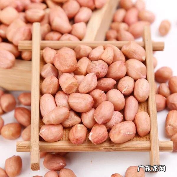 胃疼吃生花生怎么缓解 有时胃痛时，吃把生花生米便止住疼痛了，这是怎么回事？