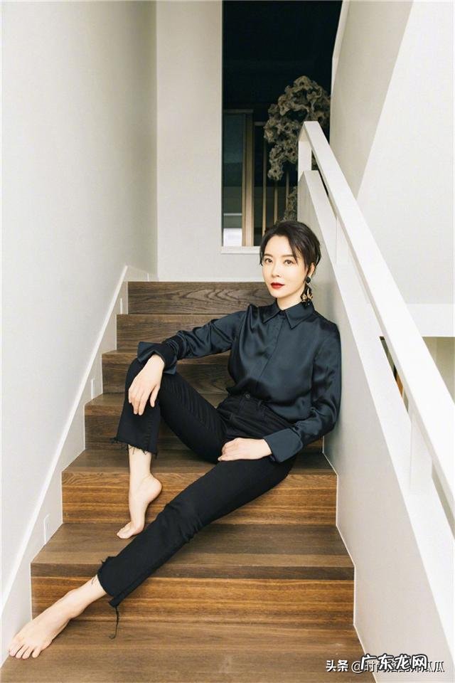 和平饭店陈数穿睡衣 陈数穿西服抹胸黑纱裙