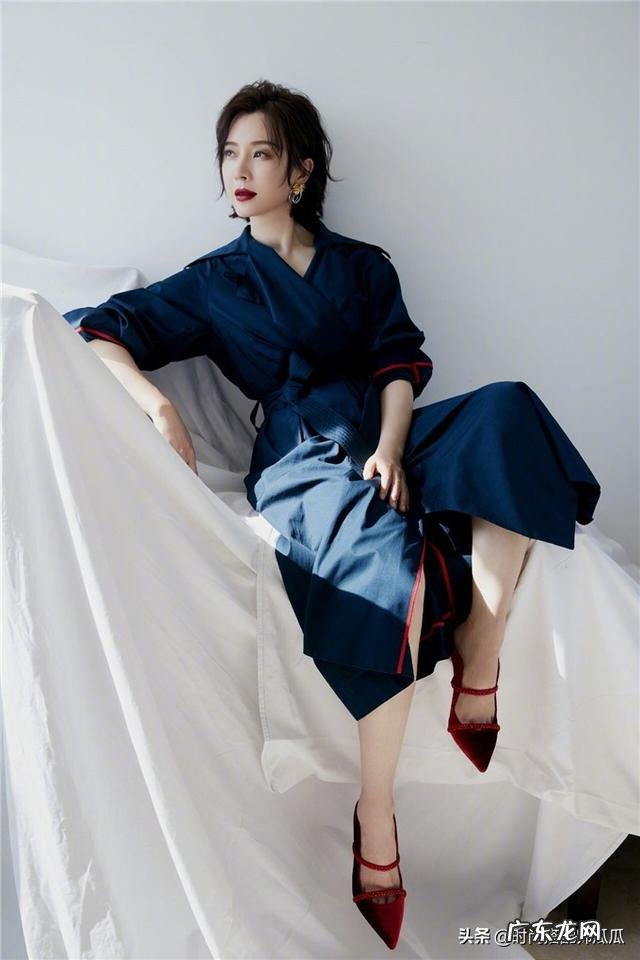 和平饭店陈数穿睡衣 陈数穿西服抹胸黑纱裙