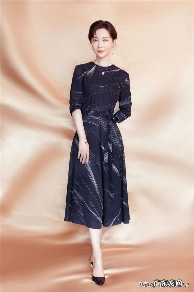 和平饭店陈数穿睡衣 陈数穿西服抹胸黑纱裙