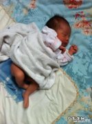 五个月的宝宝头睡扁了，该怎么办？