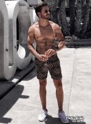 男生穿白鞋配什么袜子好？