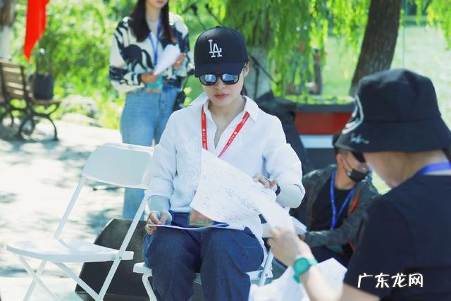 街拍丰满型身材穿搭夏天 三十多岁的女人夏季休闲穿衣搭配