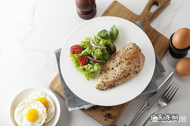 早上跑步加上晚上不吃饭。一个月能瘦多少斤?