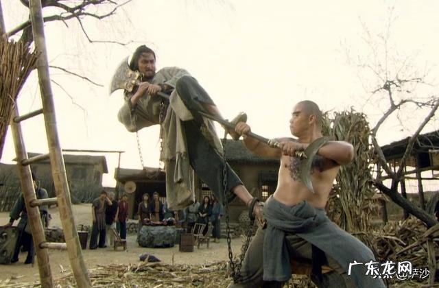 《水浒传》里谁的兵器最重