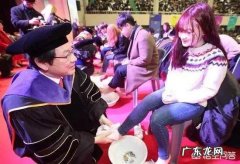 韩国大学校长教授为新生洗脚，表达关爱，对此你怎么看？