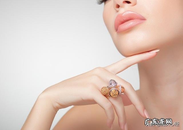 包括手指上 手上有很多横纹，干皮是怎么回事啊