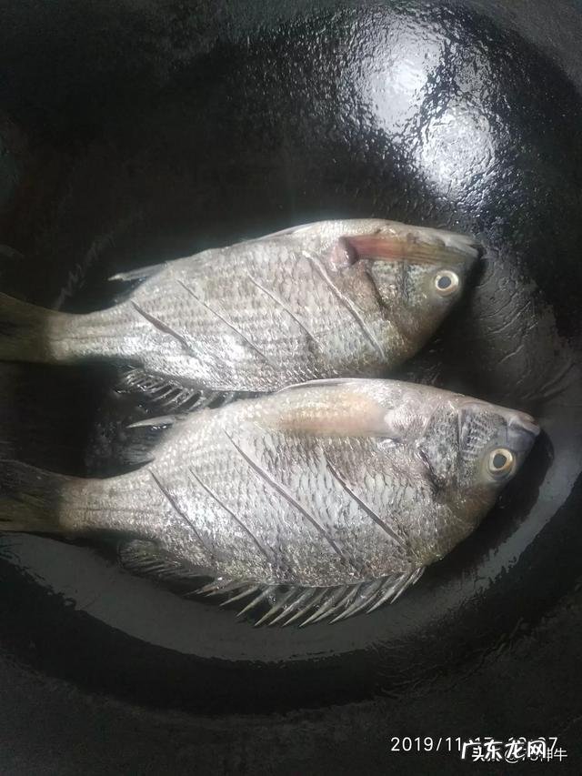 买回来的鱼怎么有煤油味 在街边买的鱼,吃起来有一股煤油的味道,这是为什么?还能吃吗?