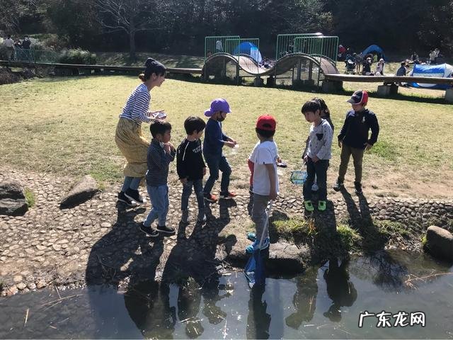 日本比起中国有没有什么完全相反的习惯和习俗？