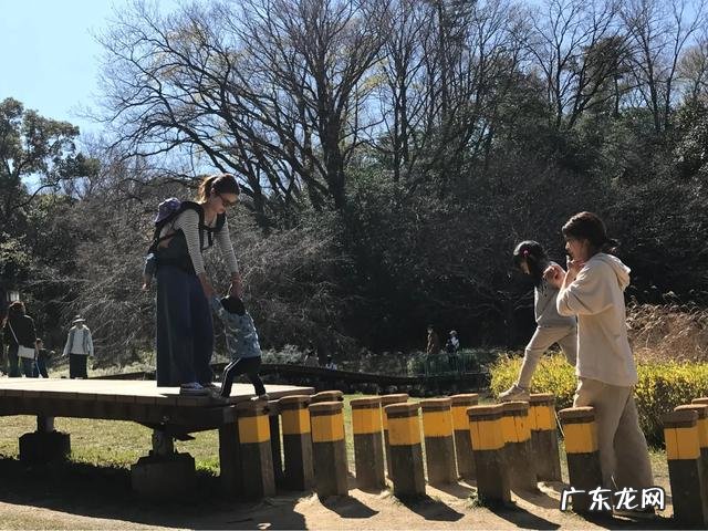 日本比起中国有没有什么完全相反的习惯和习俗？