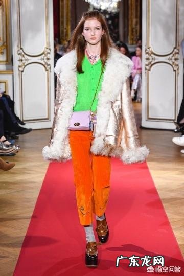 棕色的鞋搭什么颜色的袜子好看?