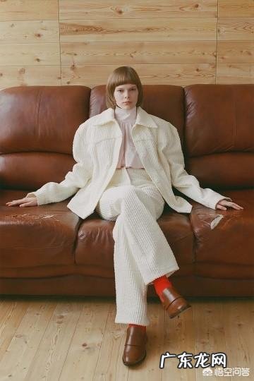 棕色的鞋搭什么颜色的袜子好看?