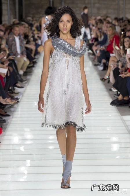 棕色的鞋搭什么颜色的袜子好看?