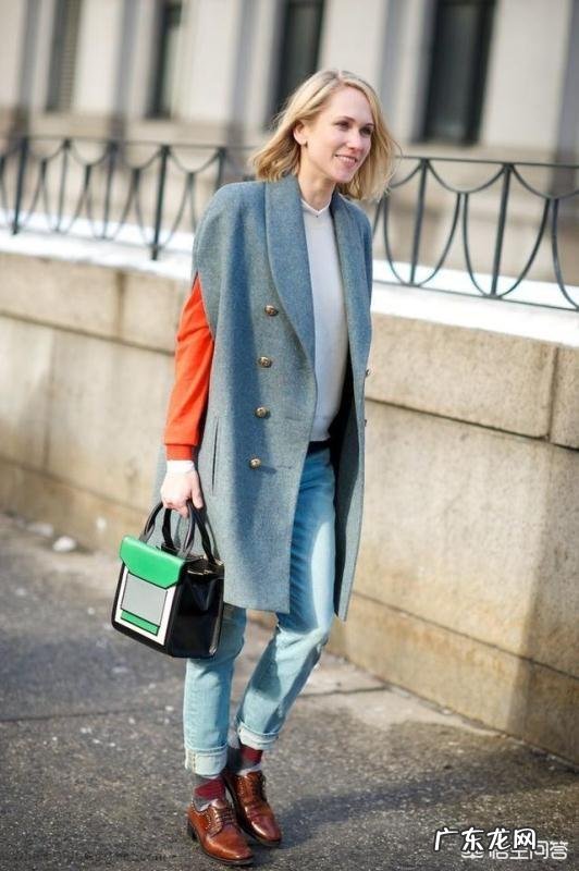 棕色的鞋搭什么颜色的袜子好看?