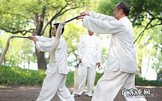 健身气功八段锦一至八节 健身气功八段锦操的八节动作分别是?