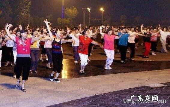 小区居民夜里跳广场舞 在小区楼下跳广场舞的大妈们被居民放大悲咒神曲驱散,你怎么看?