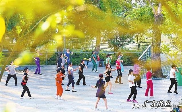 小区居民夜里跳广场舞 在小区楼下跳广场舞的大妈们被居民放大悲咒神曲驱散,你怎么看?