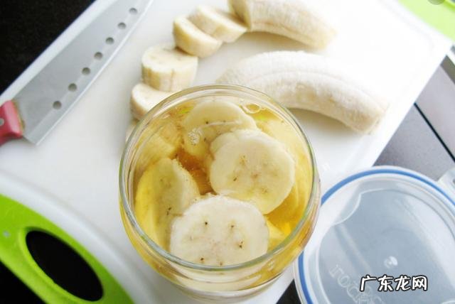 为什么拿热水泡香蕉,水会变成青紫色?