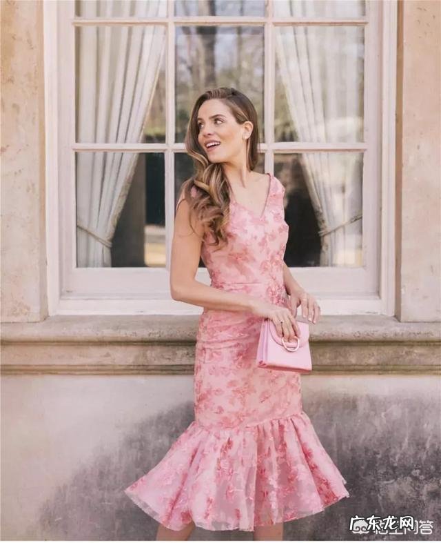 荷叶边的白色裤子怎么搭配好看 荷叶边单品很有少女感,夏季应该怎么搭配更加时尚又显瘦呢?