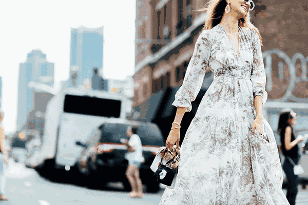 荷叶边的白色裤子怎么搭配好看 荷叶边单品很有少女感,夏季应该怎么搭配更加时尚又显瘦呢?