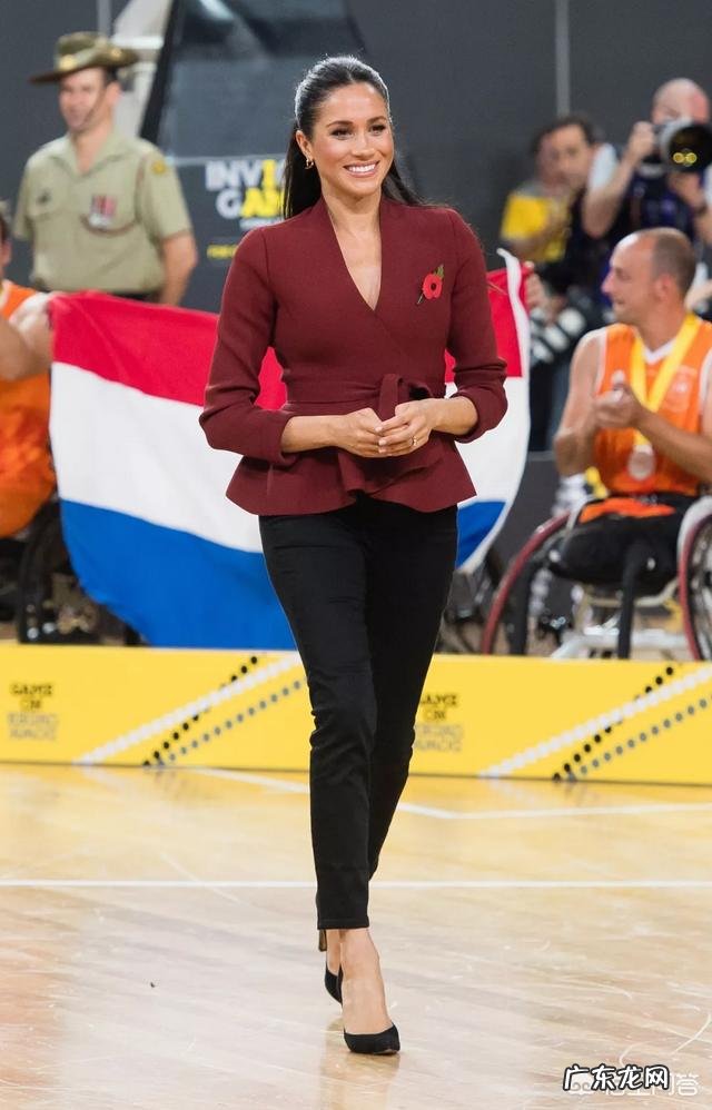 荷叶边的白色裤子怎么搭配好看 荷叶边单品很有少女感,夏季应该怎么搭配更加时尚又显瘦呢?