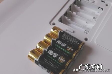 CR2032电池如何安装在体重秤上?