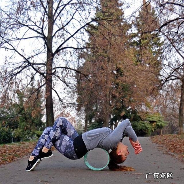 有没有瑜伽体式可以开肩开胯一起进行的?