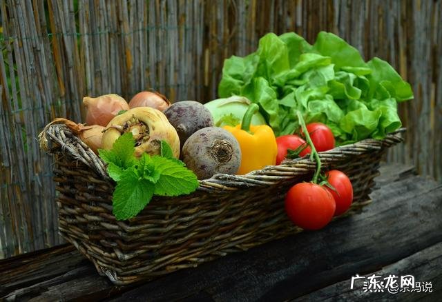 小孩子的衣服总是特别的脏怎么把它洗干净？