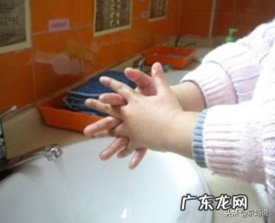 小孩子的衣服总是特别的脏怎么把它洗干净？