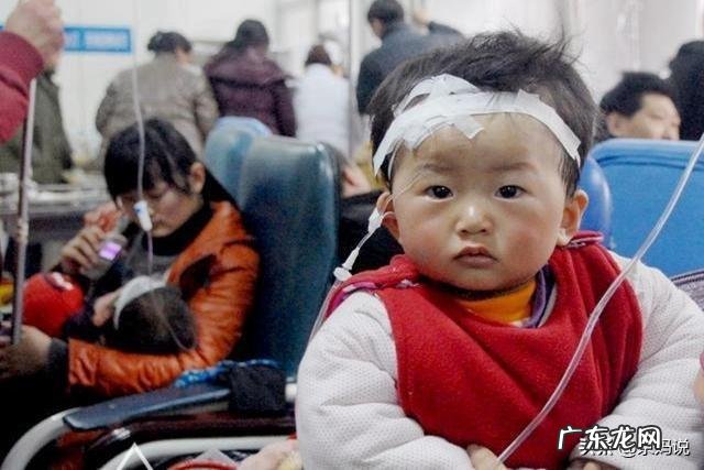 小孩子的衣服总是特别的脏怎么把它洗干净？