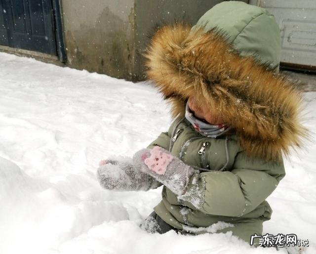 小孩子的衣服总是特别的脏怎么把它洗干净？