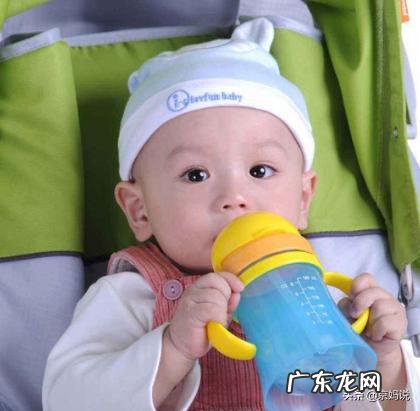 小孩子的衣服总是特别的脏怎么把它洗干净？