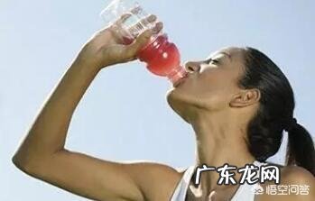 健身喝运动型饮料还是喝矿泉水好 拿运动饮料解渴是健身一大误区?