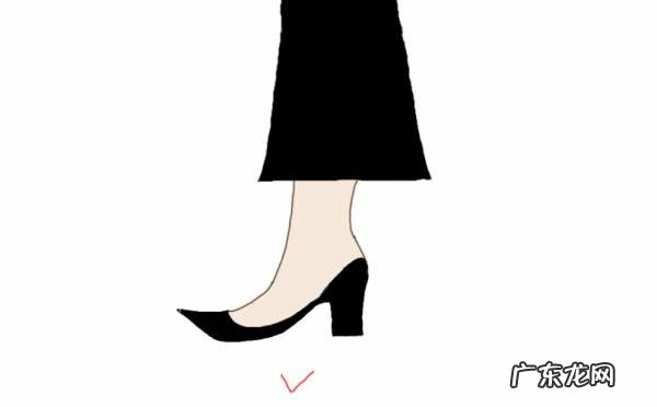 船袜和隐形袜哪个好看 你觉得女生穿哪种船袜最好看？