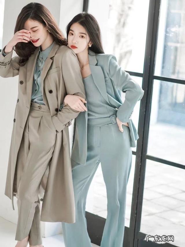 宽腿牛仔裤小西服搭配 2022年最流行的西服搭小脚牛仔裤