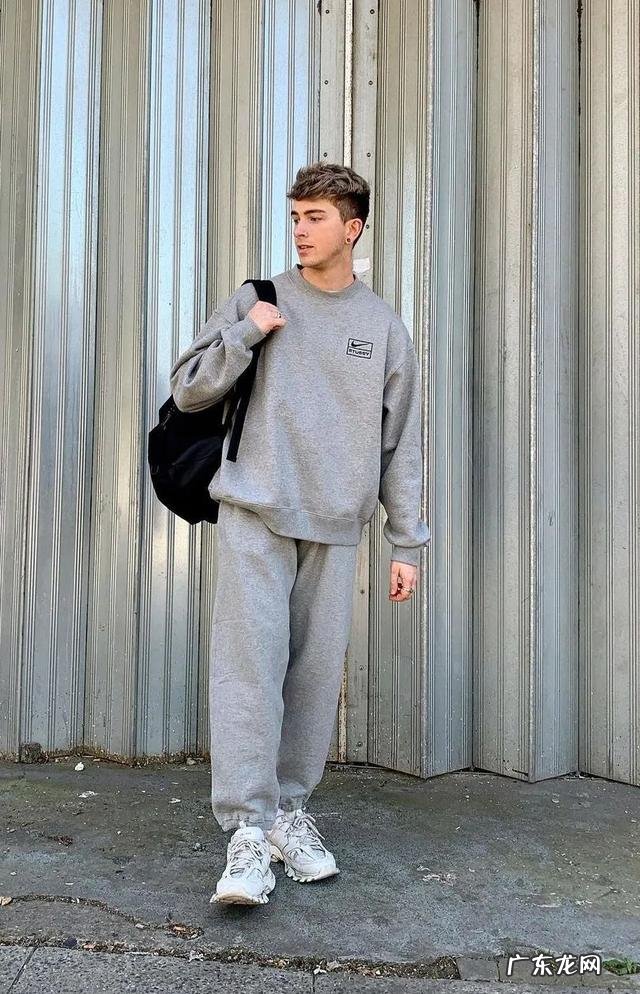 连帽卫衣穿搭春天 春季怎样搭配连帽卫衣