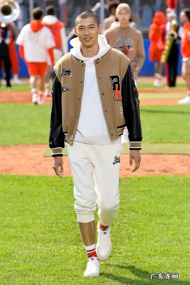 连帽卫衣穿搭春天 春季怎样搭配连帽卫衣