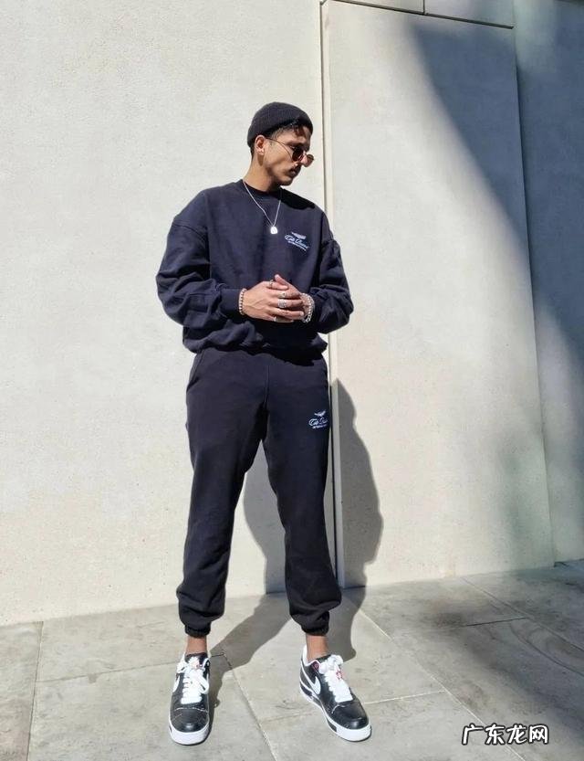 连帽卫衣穿搭春天 春季怎样搭配连帽卫衣