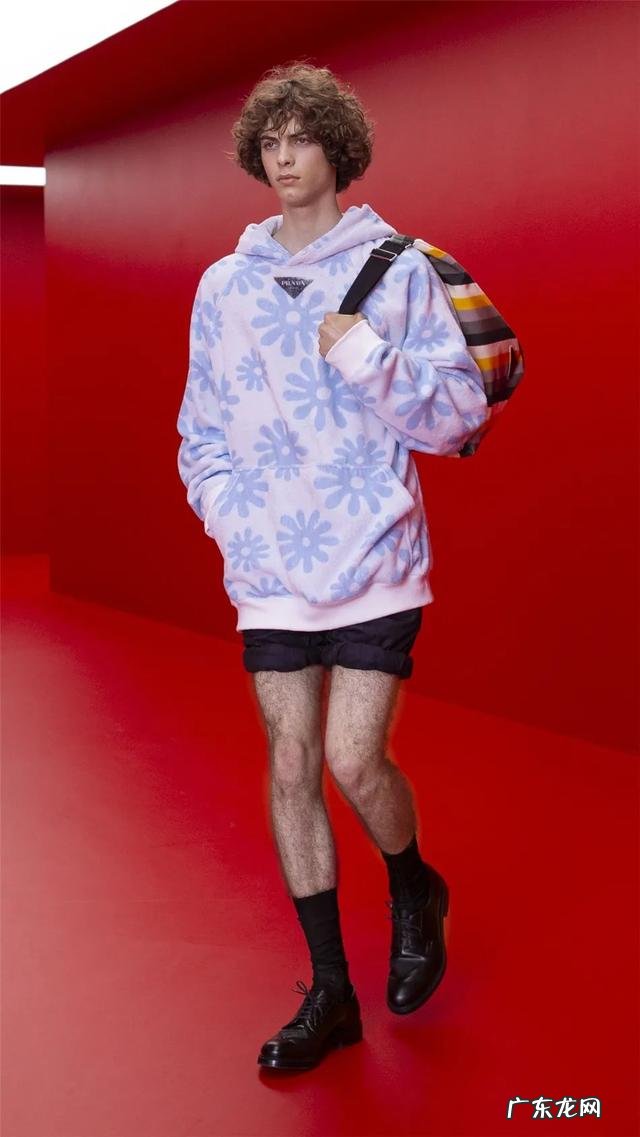 连帽卫衣穿搭春天 春季怎样搭配连帽卫衣