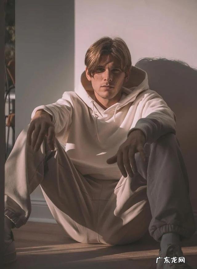 连帽卫衣穿搭春天 春季怎样搭配连帽卫衣