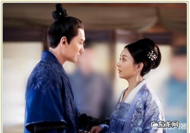 赵丽颖冯绍峰商场相伴购物 赵丽颖冯绍峰现身购物,为何赵丽颖生娃3个月依然身材圆润?