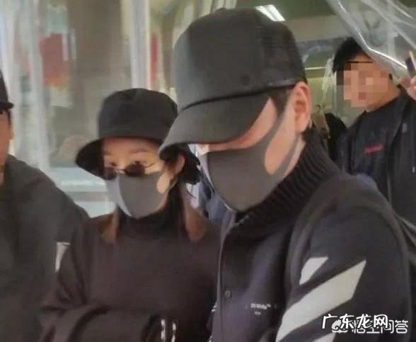 赵丽颖冯绍峰商场相伴购物 赵丽颖冯绍峰现身购物,为何赵丽颖生娃3个月依然身材圆润?