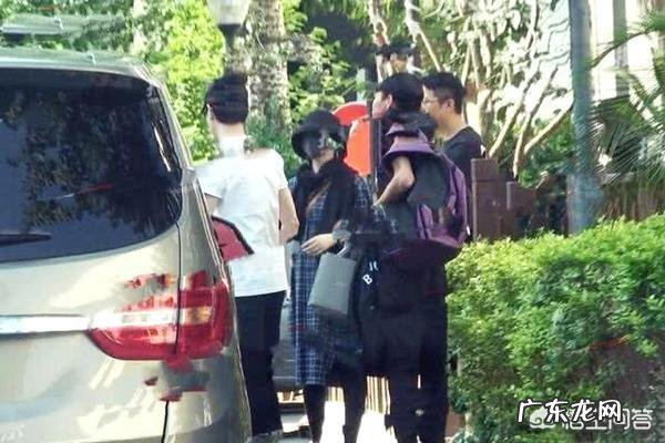 赵丽颖冯绍峰商场相伴购物 赵丽颖冯绍峰现身购物,为何赵丽颖生娃3个月依然身材圆润?