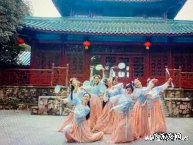 济南3岁娃会跳20多种广场舞,跳坏5把扇子, 你怎么看