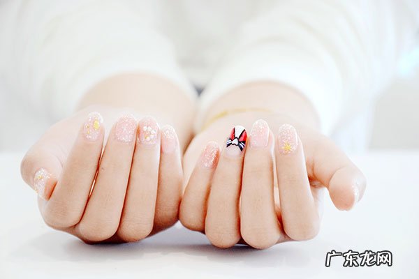 指甲凹凸不平是怎么回事,指甲不平的6大原因